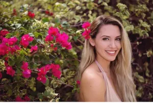 brianna-and-flowers