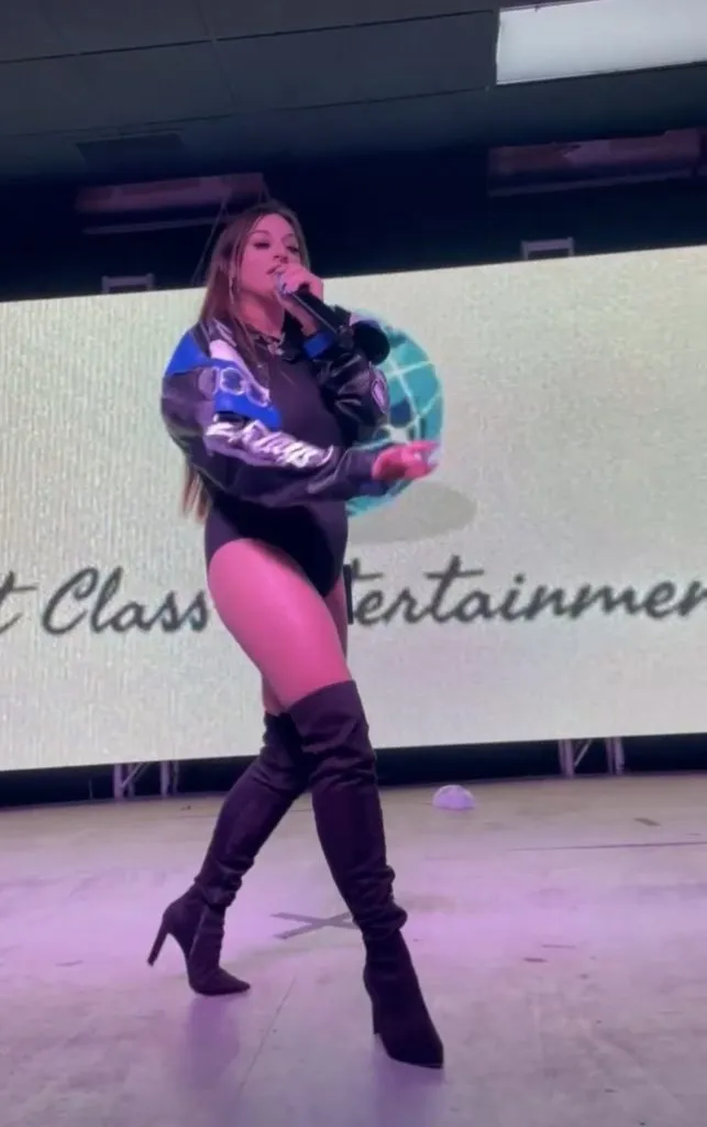 vintage-girl-with-mic